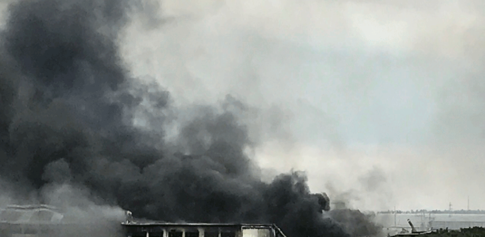 Una columna de humo parte de un complejo de fábricas, el 2 de febrero de 2017, en la localidad de General Trias, en la provincia de Cavite, al sur de Manila, Filipinas. Más de 100 trabajadores, incluyendo tres japoneses, resultaron heridos y hay varios desaparecidos, dijo el gobernador de la provincia. (AP Foto/Joeal Calupitan)