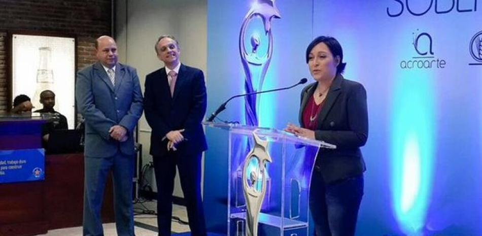 Edilenia Tactuck junto a Luis Rubio y Jorge Ramos, responsables de la entrega de Premios Soberano.