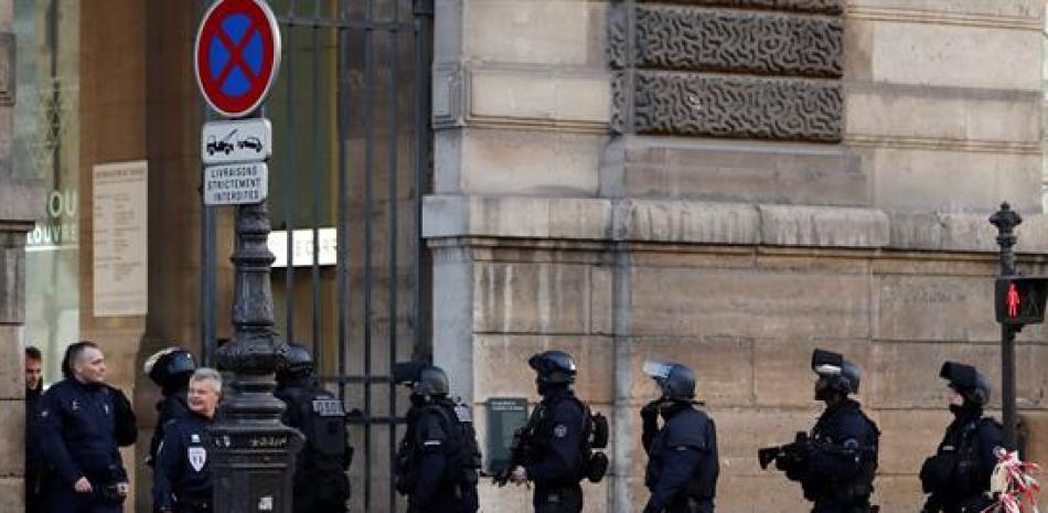 Agentes de policía montan guardia en los alrededores del museo Louvre en París (Francia) hoy, 3 de febrero de 2017. Una segunda persona ha sido detenida poco después de que un individuo atacara hoy a un militar cerca del museo del Louvre de París al grito de "Alá es grande", indicó hoy el portavoz del Ministerio del Interior. EFE/Ian Langsdon