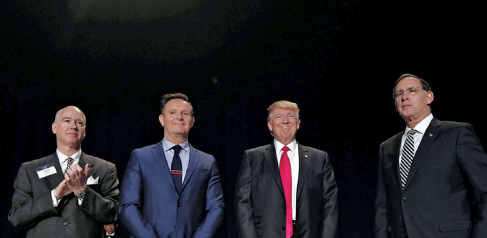Región. El presidente de Estados Unidos, Donald Trump, junto al productor de televisión Mark Burnett, y los senadores Robert Aderholt (i) y John Boozman durante el Desayuno Nacional de Oración, anoche.