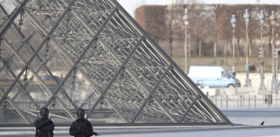 Agentes de policía montan guardia en los alrededores del museo Louvre en París (Francia) hoy, 3 de febrero de 2017.