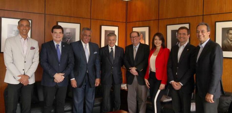 Felipe Vicini, presidente de Creso, junto a Juan Antonio Samaranch, Luis Mejía, así como representantes de varias de las empresas vinculadas al programa Creando Sueños Olímpicos.