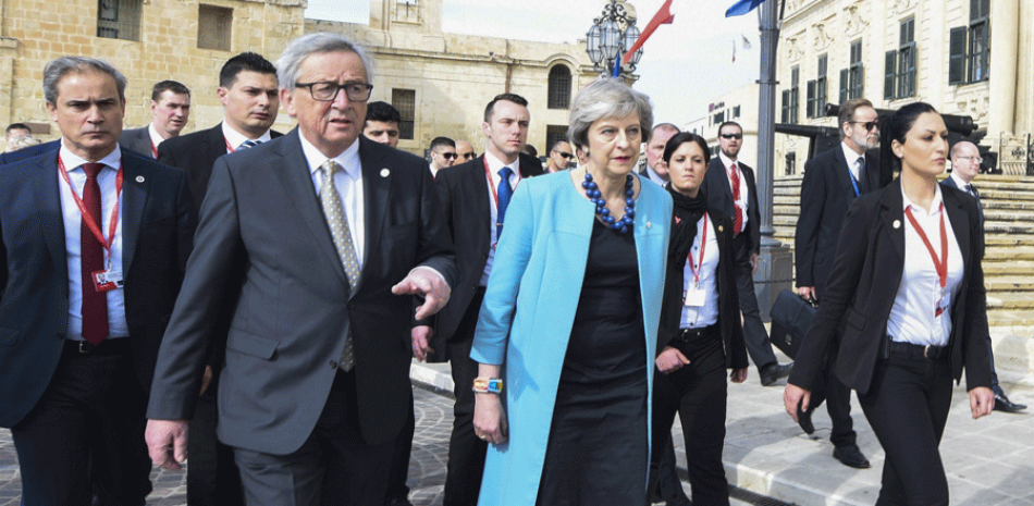 El presidente de la Comisión Europea, Jean-Claude Juncker (2º izq), conversa con la primera ministra británica, Theresa May (3ª izq), mientras pasean en el ámbito de la cumbre informal de líderes de la UE en La Valeta (Malta) hoy, 3 de febrero de 2017. EFE/OLIVIER HOSLET