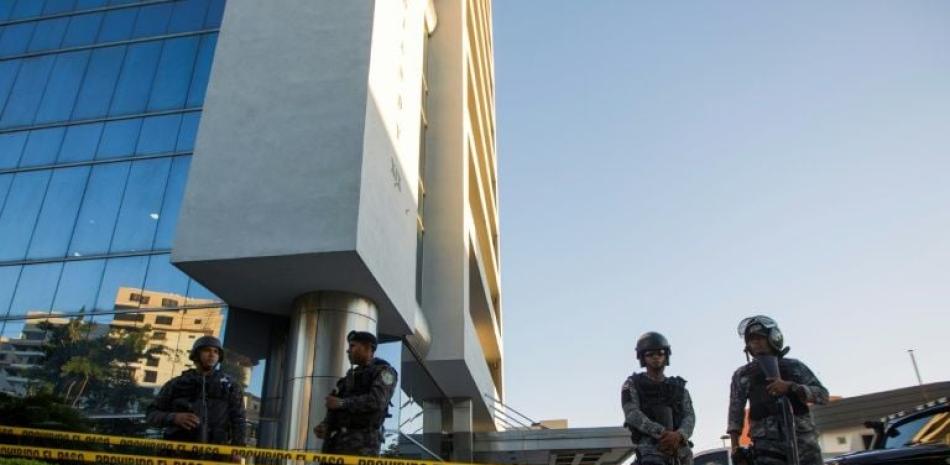 Intervencio´n policial en las oficinas de Odebrecht en Santo Domingo el 18 de enero de 2017. AFP