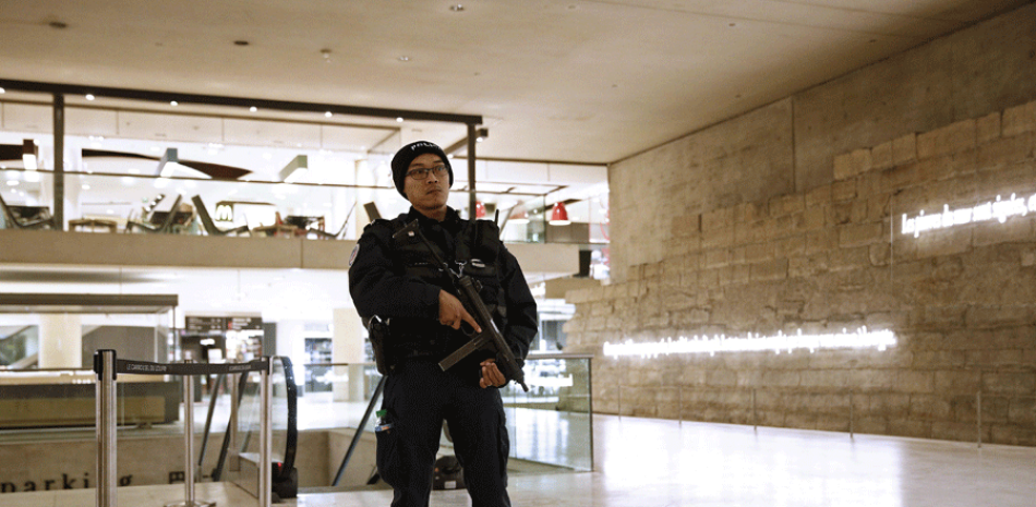Un agente de policía galo permanece en guardia en el interior del Museo del Louvre, en París, Francia, el 3 de febrero de 2017.
