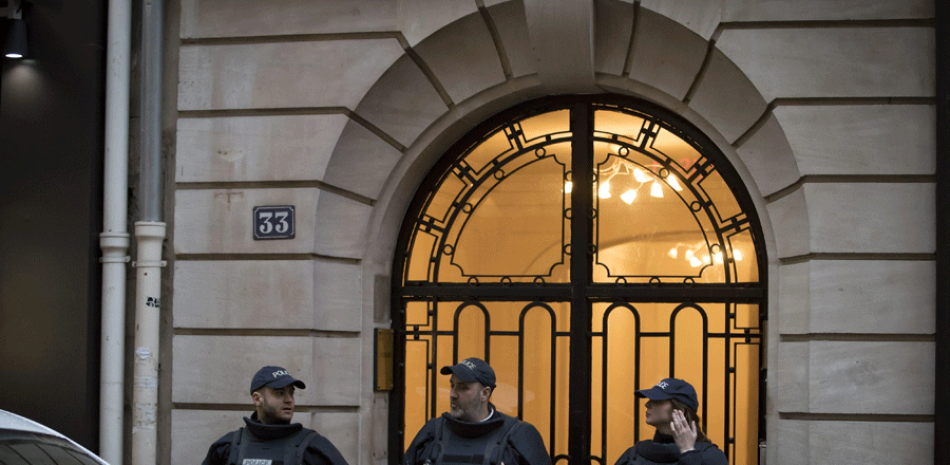 Agentes de policía montan guardia en un apartamento de la Rue Ponthieu, al lado del palacio del Elíseo en París (Francia), 3 de febrero de 2017 en relación con el individuo que atacó hoy a un militar cerca del museo del Louvre de París al grito de "Alá es grande". EFE/Ian Langsdon