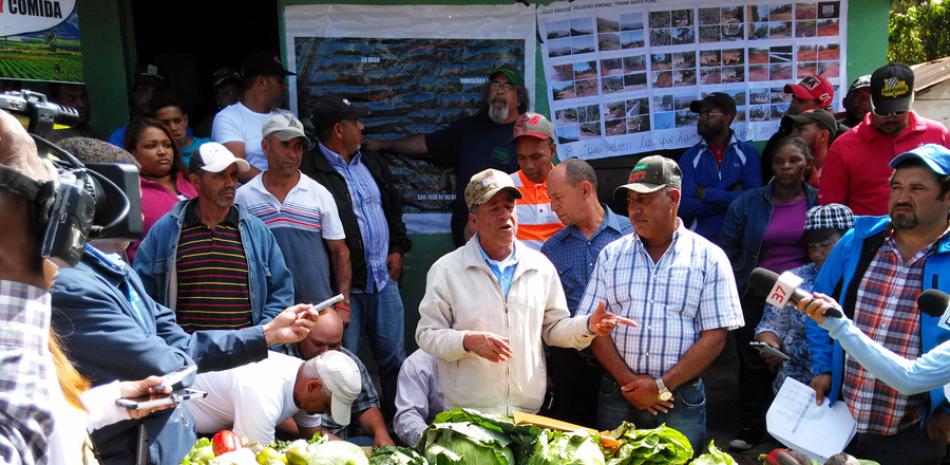 Comunidad. Los agricultores en las comunidades de amortigumiento de Valle Nuevo defienden sus frutos agrícolas. Mientras que Medio Ambiente dispuso la resolución 14/2016 que otorgó 120 días a los lugareños del área para abandonar el complejo ecológico.