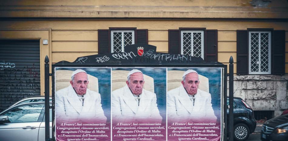 Cartel. Poster contra Francisco en Roma, ayer.