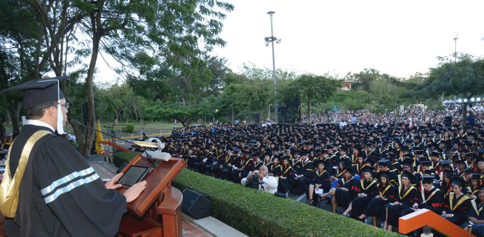 Ceremonia. Momento de la graduación de los más de mil profesionales y técnicos del centro universitario de Santiago.