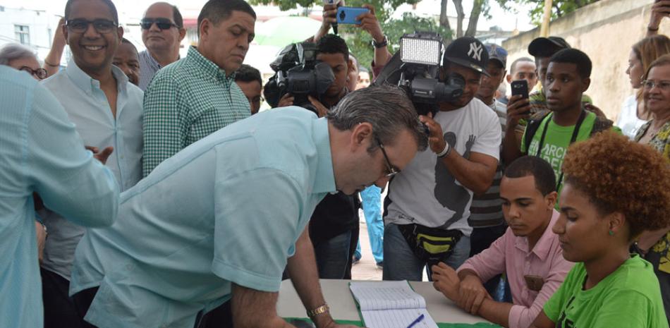 Protesta. Luis Abinader firmó el libro que busca el fin de la impunidad en República Dominicana con caso Odebrecht.