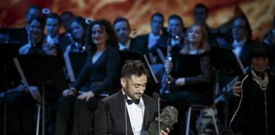 Juan Antonio Bayona recibe el Premio Goya a la mejor dirección por "Un monstruo viene a verme" el sábado 4 de febrero del 2017 en Madrid. (AP Foto/Daniel Ochoa de Olza)
