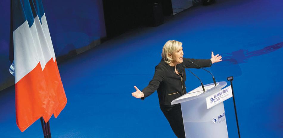 Podio. La líder ultranacionalista Marine Le Pen, pronuncia su discurso durante el inicio de su campaña en León, Francia, ayer.