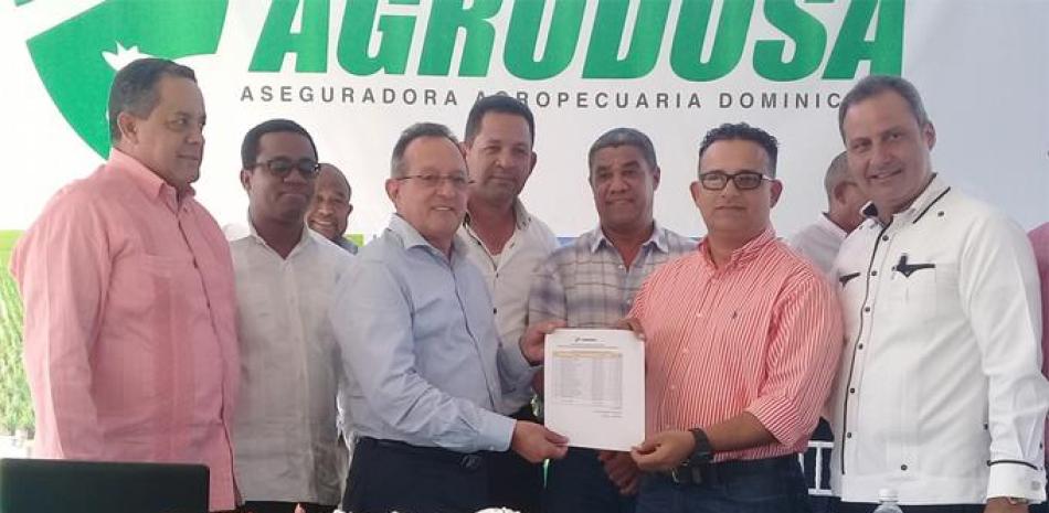 Recursos. El ministro de Agricultura, Ángel Estévez, entregó los recursos a los productores.