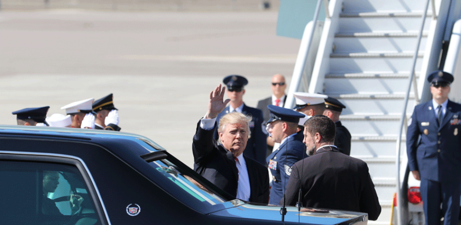 El presidente Donald J. Trump, saluda al público congregado al llegar hoy a la Base Aérea MacDill de Tampa, Florida.