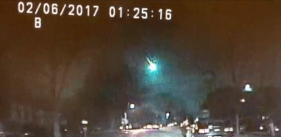 Esta imagen tomada por el video de un auto patrulla del Departamento de Policía de Lisle, muestra a un meteorito pasando por el lago Michigan el lunes por la madrugada, el 6 de febrero del 2017 en Lisle, Illinois. El meteorito iluminó el cielo en varios estados de la región central. (Departamento de Policía de Lisle vía AP)