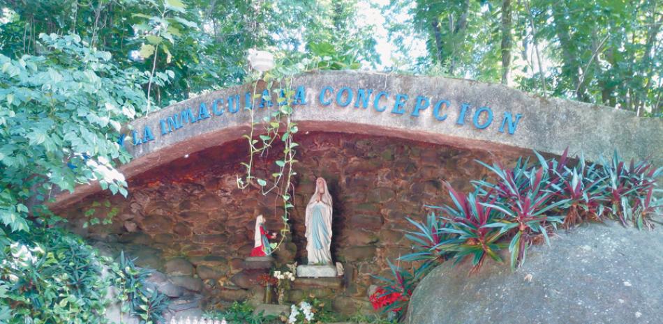 Gruta. En medio de la naturaleza se levanta la gruta en honor a la Inmaculada Concepción.