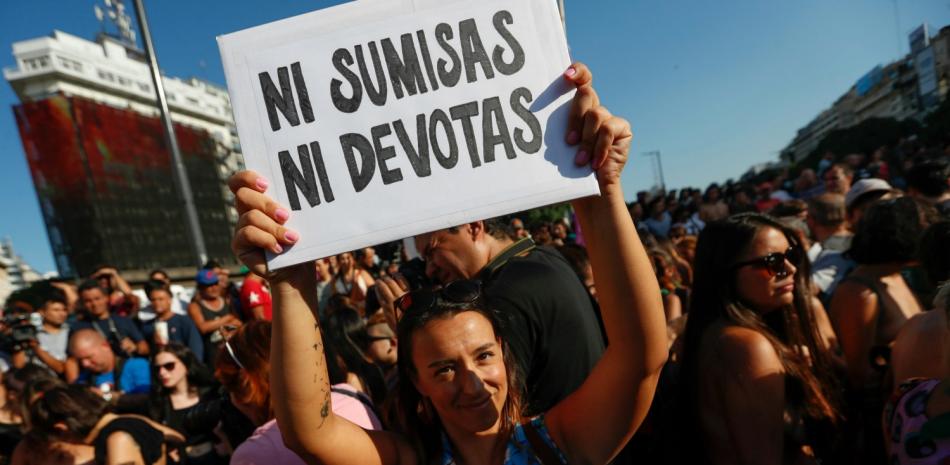 Mujeres participaban en el "tetazo", una protesta contra la prohibición de hacer "topless", ayer, martes 7 de febrero de 2017, en el Obelisco de Buenos Aires (Argentina). EFE/David Fernández