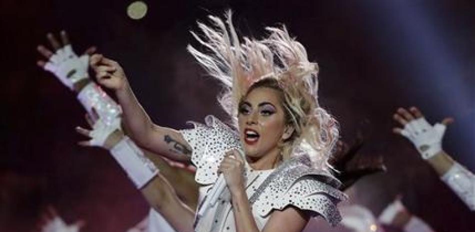 Lady Gaga durante su presentación en el espectáculo de medio tiempo del Super Bowl 51 de la NFL entre los Patriots de Nueva Inglaterra y los Falcons de Atlanta el domingo 5 de febrero de 2017 en Houston. (Foto AP/Matt Slocum)