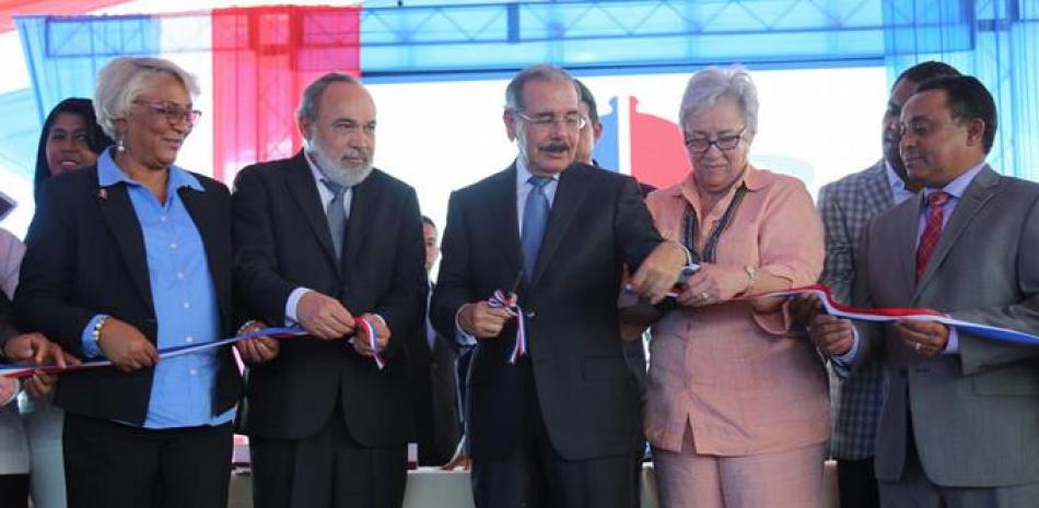 Ceremonia. El presidente Danilo Medina hace corte de cinta para inaugurar el Hospital Municipal La Descubierta. Entre otros, le acompañan en el acto el director de la OISOE, Francisco Pagán, y el director del INVI, Mayobanex Escoto.