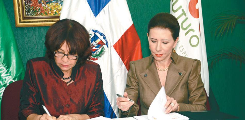 Firma. Melba Grullón y Bernada Castillo rubrican el acuerdo.
