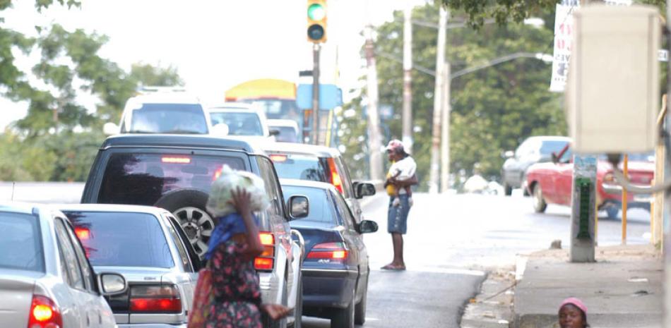 Pedigueños. La presencia de haitianos en las calles de Santiago se está incrementando en las últimas semanas.