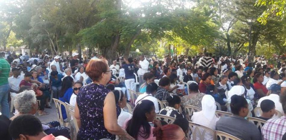 Los feligreses se encuentran en el parque municipal, ubicado frente a la iglesia, para presenciar el acto.
