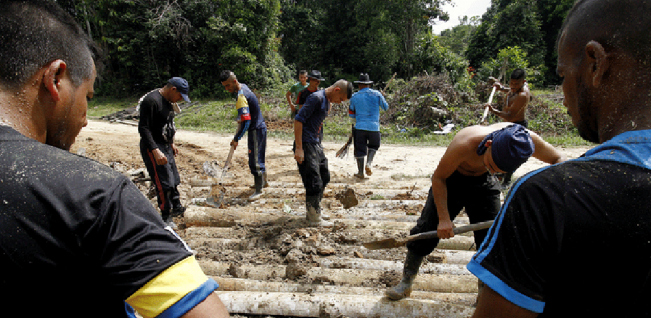 Miembros de las FARC trabajan en la adecuación de la vereda Caño Indio, el domingo 5 de febrero de 2017, en el municipio de Tibú, Norte de Santander, (Colombia), la cual fue designada como Zona de Agrupamiento en donde dejarán las armas en un periodo de 180 días que comenzó a contar el pasado 1 de diciembre. EFE/Schneyder