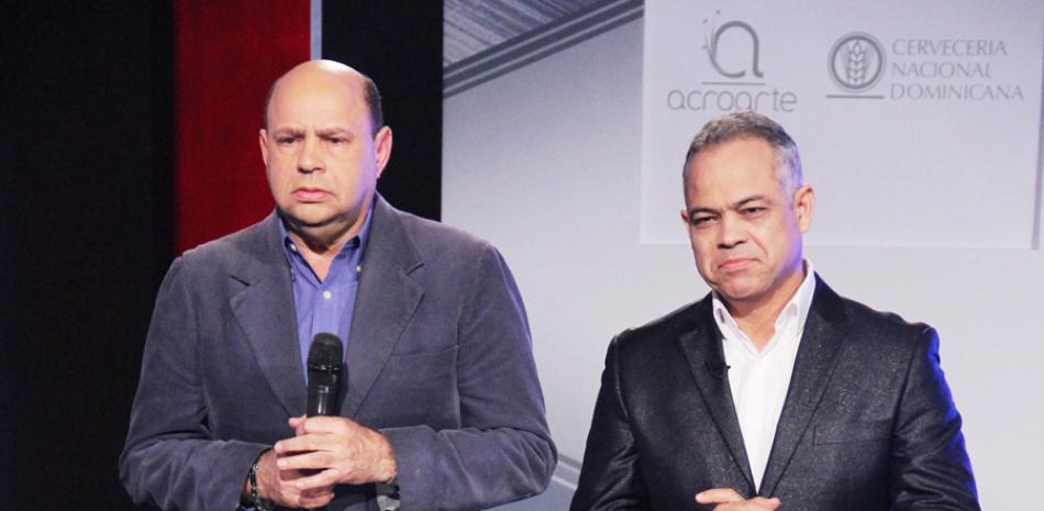 Jorge Ramos y UIises Jiménez, directivos de Acroarte al hacer el anuncio de los nominados.