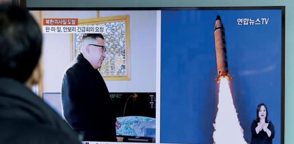 Imágenes. Un hombre observa un programa de noticias en un televisor, presentando fotos del periódico Rodong Sinmum, en una estación de trenes de Seúl, antier.