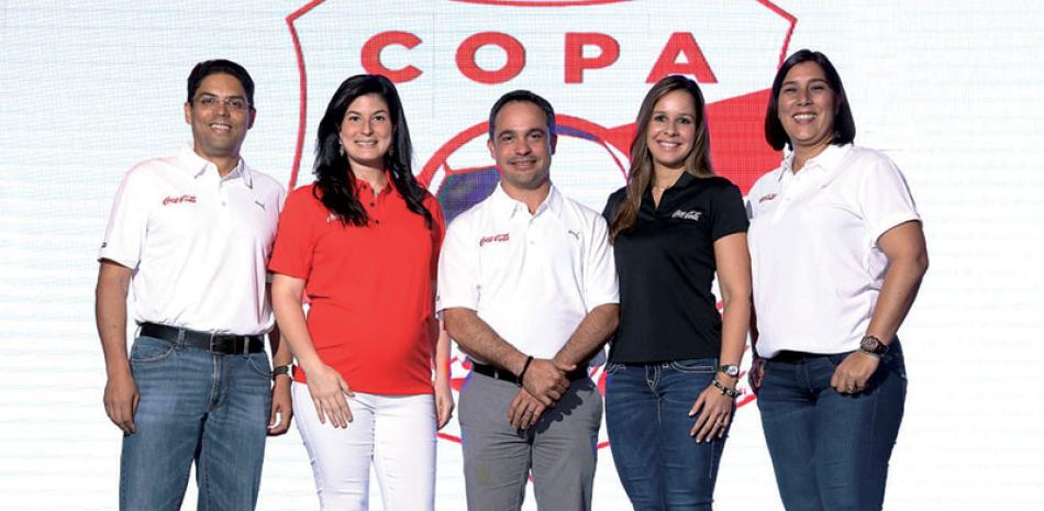 Los señores Juan Amell, Ivonne Acosta, José Ottoniel Aybar, Ana Rosa Fernández y Michelle Rodríguez, durante el lanzamiento oficial de la novena edición de Copa Coca-Cola de Fútbol Inter-escolar.