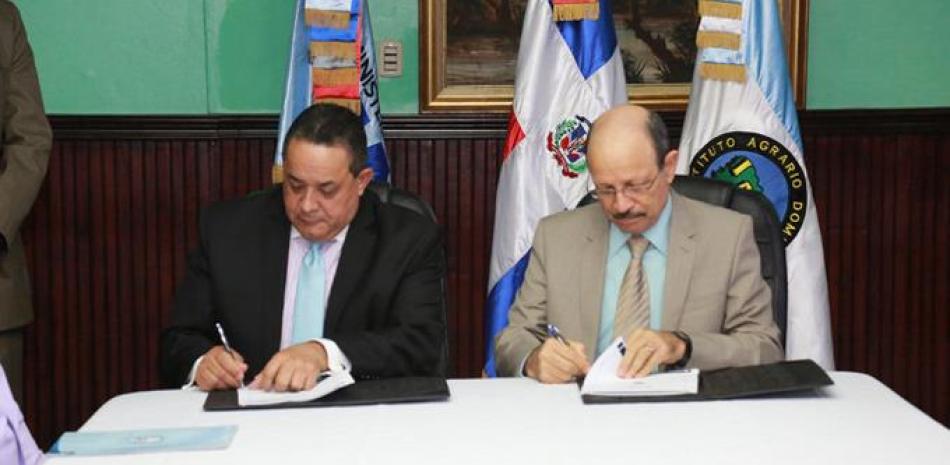 Acuerdo. Autoridades del IAD y el Inabie firman convenio en pro del desarrollo de los productores de Monte Plata.