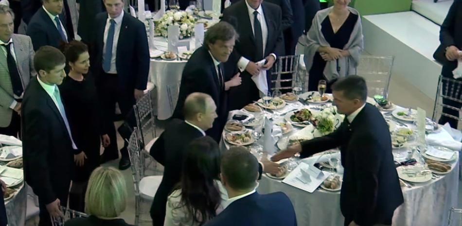 Archivo. Michael Flynn, a la derecha, saluda al presidente ruso, Vladimir Putin, en una foto tomada de un video el 10 de diciembre de 2015.