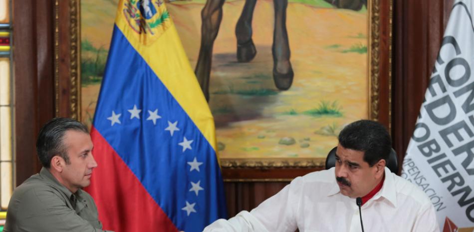 Reunión. El presidente de Venezuela, Nicolas Maduro, derecha, junto al vicepresidente Tareck El Aissami, durante un acto de gobierno ayer.