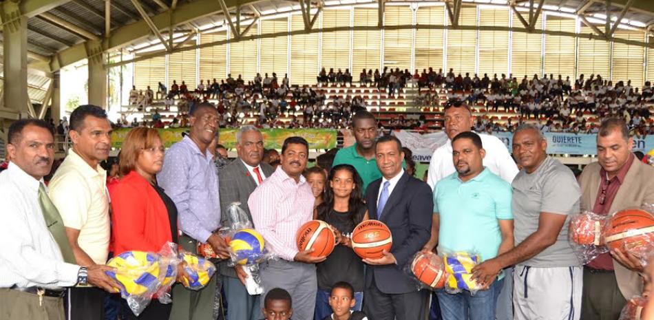 El alcalde Junior Santos al momento de hacer entrega de la utilería deportiva a William Cabral, presidente del Comité Organizador del evento.