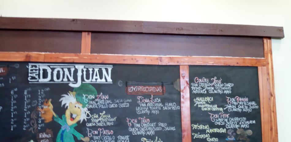 Pizarra. En el Café Don Juan, los sandwiches artesanales llevan nombres de personas, Don Ramón, Don Pablo, Doña Luisa, Doña Lola.