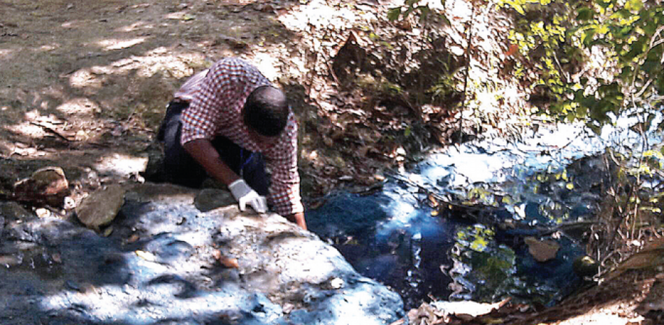 Personal de Medio Ambiente mientras tomaban muestras del agua en el refugio de vida silvestre.