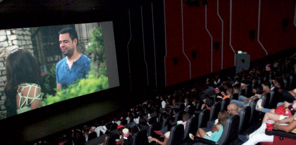 Gente. Una multitud que acudió a disfrutar de la película "El plan perfecto" en uno de los cines de la Capital.