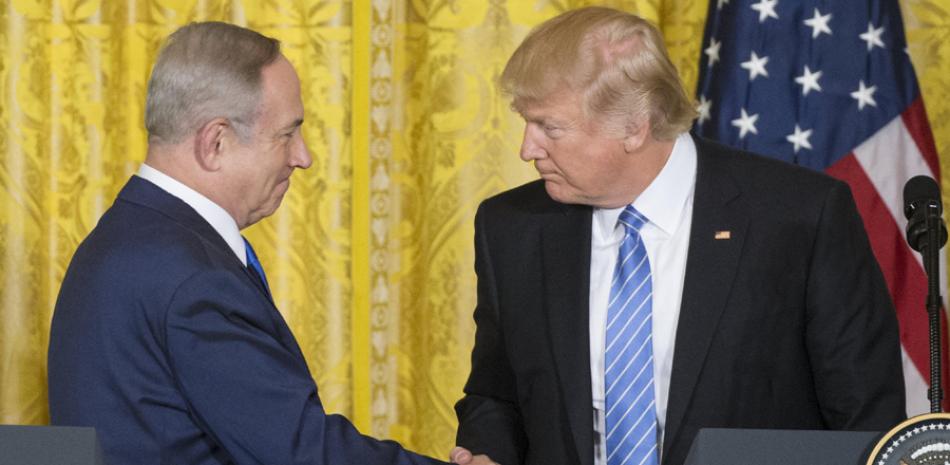 Diplomacia. El presidente de EE.UU., Donald J. Trump, derecha, saluda al primer ministro israelí, Benjamin Netanyahu, ayer en la Casa Blanca.