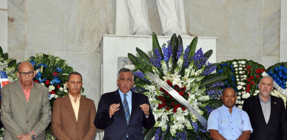 Luis Mejía Oviedo, acompañado de dirigentes del Comité ejecutivo del COD y de Federaciones Deportivas Nacionales, participan de la ofrenda floral depositada la mañana de este jueves en el Altar de la Patria con motivo de las festividades del Mes de la Patria.