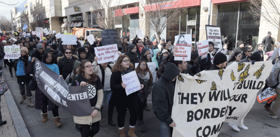 Con cánticos y pancartas, decenas de inmigrantes latinos marcharon hoy jueves 16 de febrero hacia la Casa Blanca en contra de las políticas migratorias del Presidente Trump y apoyando al movimiento latino "Un Día sin Inmigrantes" realizado en Washington DC, EE.UU.