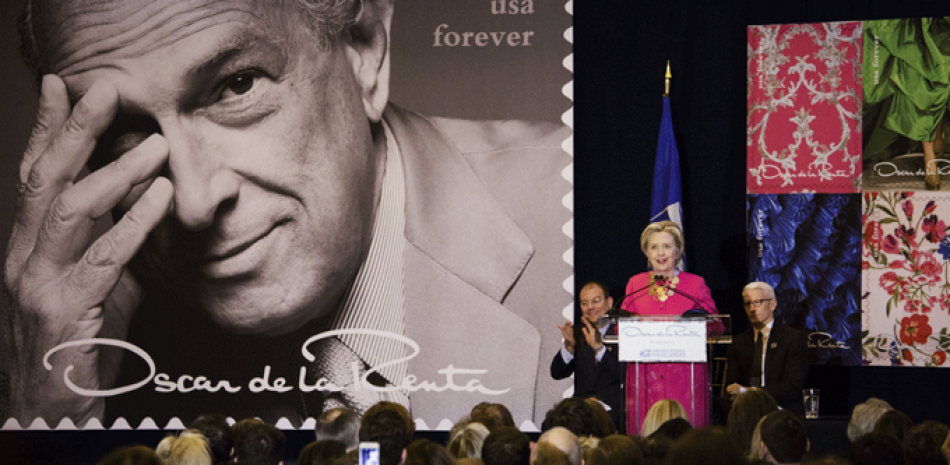 La ex primera dama de Estados Unidos, Hillary Clinton, pronuncia su discurso durante una ceremonia sobre los nuevos sellos del Servicio Postal de los Estados Unidos que conmemoran al diseñador dominicano de moda Óscar de la Renta en Nueva York, Estados Unidos, hoy 16 de febrero de 2017. EFE/Justin Lane