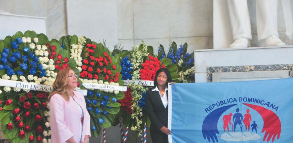 Ofrenda. Iris Guaba depositó una ofrenda floral en el Altar de la Patria con motivo del Mes de la Patria.