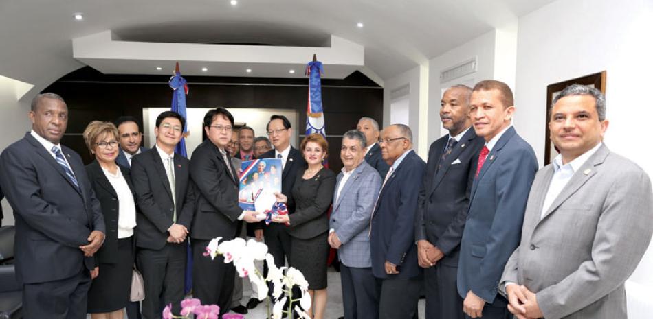 Congreso. Lucía Medina, presidente de la Cámara de Diputados, junto a una delegación de legisladores de la República de China (Taiwán), encabezada por su embajador en el país, Valentino Tang.