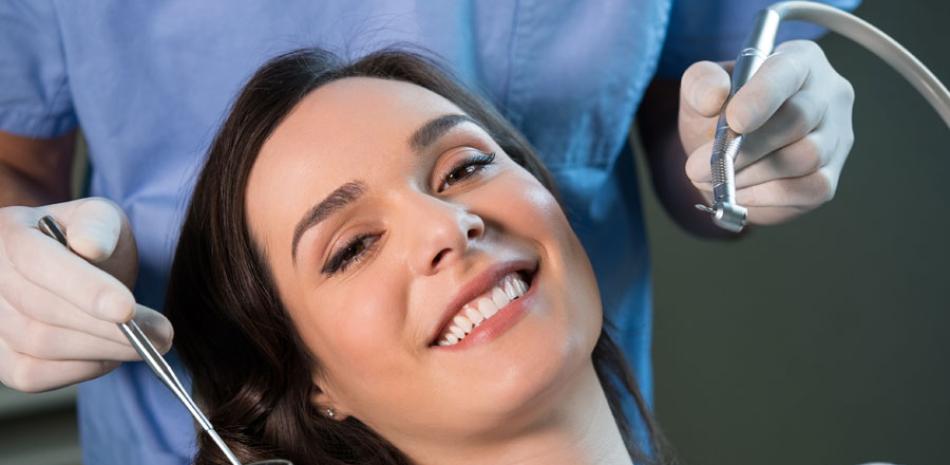 Este tipo de tratamiento odontológico también ayuda a exhibir una mejor salud bucal.