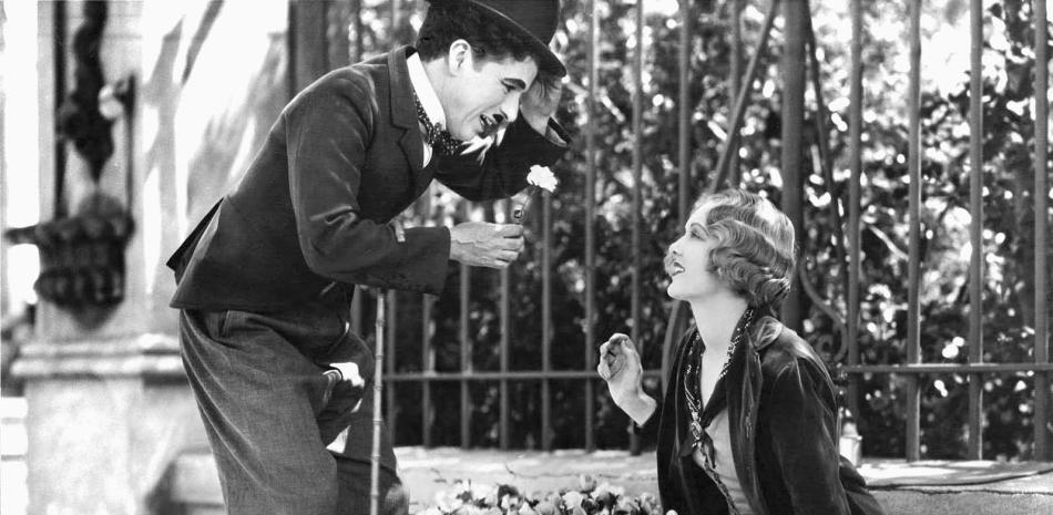 Trama. Chaplin, en su personaje de El vagabundo, se enamora de una florista ciega que a su vez piensa que él es un millonario.