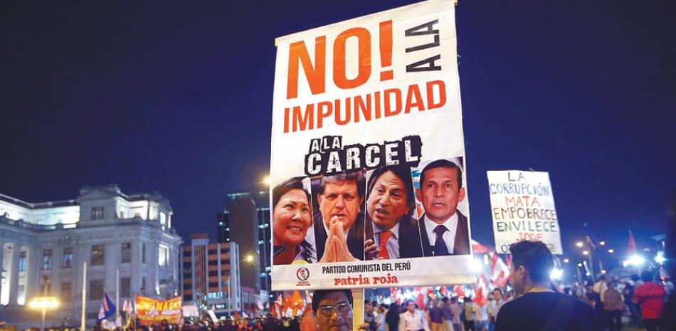 Antier. Más de 2,000 personas marcharon por el centro de Lima para protestar contra el caso de corrupción de Odebrecht, cuyos responsables confesaron haber pagado 29 millones de dólares en sobornos a funcionarios. peruanos entre 2005 y 2014.