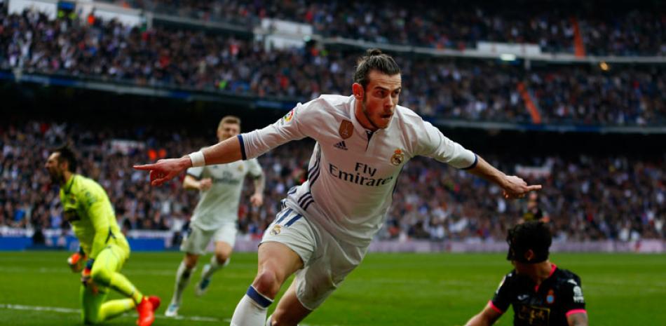 Gareth Bale, del Real Madrid, celebra tras anotar un gol contra el onceno Espanyol en su regreso a la cancha.