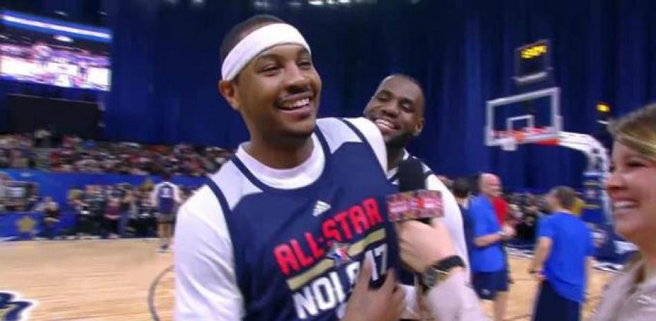 Carmelo Anthony recibe una broma de LeBron James mientras es entrevistado en la práctica de la Conferencia del Este ayer para el Partido de Estrellas de la NBA.