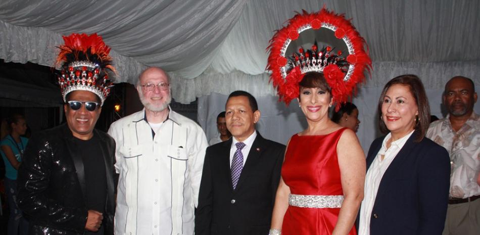 El Rey y la Reina del tradicional Desfile Nacional 2017 junto al ministro Pedro Vergés y Edili Pichardo, viceministra de Identidad Cultural y Ciudadanía durante el acto de coronación.
