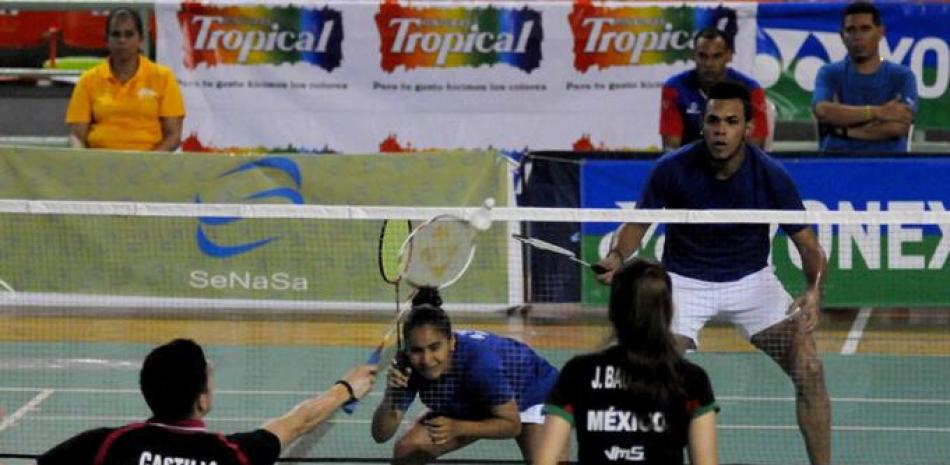 Argenis Maríñez y Licelot Sanchez (DOM) durante el partido de dobles mixtos frente a México.